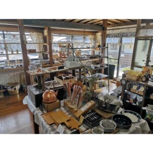 岐阜県大垣市にある喫茶とちょうど品エントワの雑貨エリア