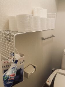 【賃貸DIY】収納のない狭いトイレにはコレ！1500円でできる生理用品とトイレットペーパーの収納術