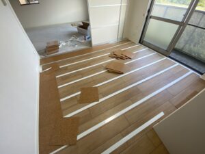 【賃貸DIY】床66㎡を約15万円で全面セルフリノベーション！一面カーペット・塩ビタイル・コルク床