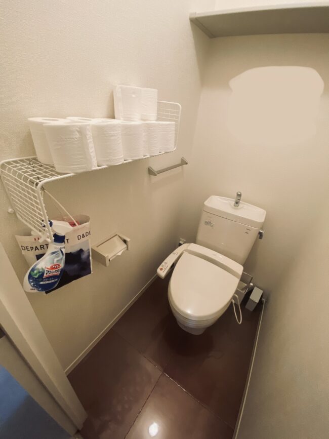 【賃貸DIY】収納のない狭いトイレにはコレ！1500円でできる生理用品とトイレットペーパーの収納術