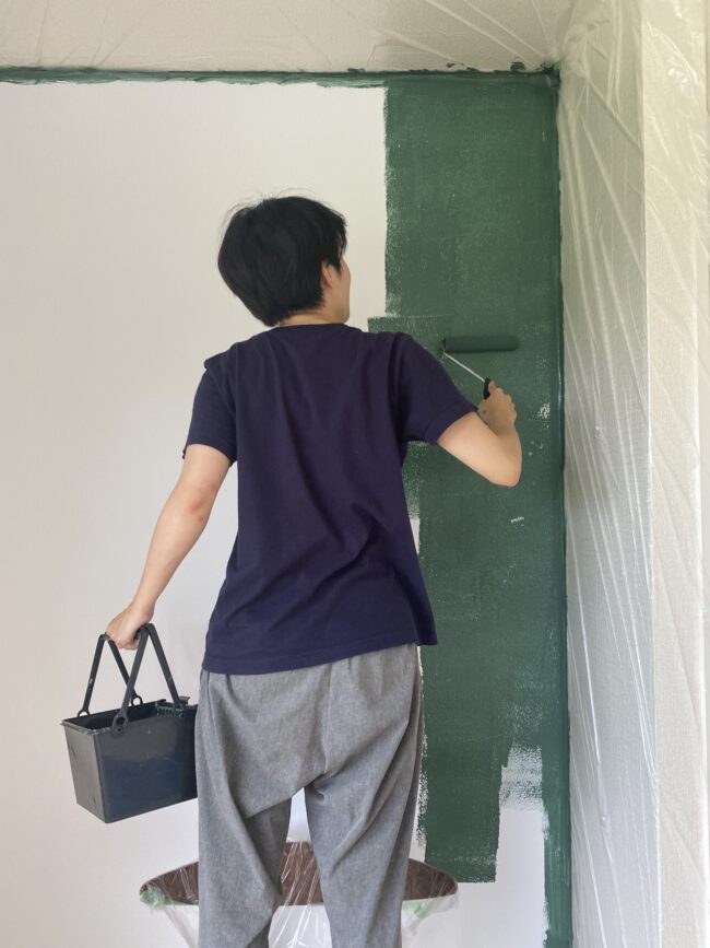 【賃貸の壁にアクセントカラーを】DIYで壁に塗装をしてみた│壁紙屋本舗のHatte me!レビュー